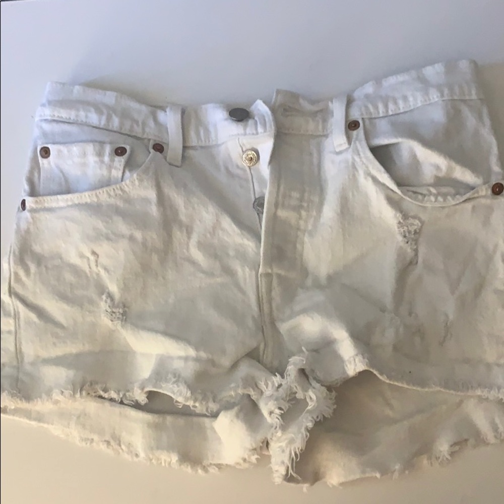 white levi’s shorts